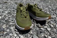 ハイキングからタウンユースまで汎用性の高さが魅力のアウトドアシューズ『HOKA（ホカ）トランスポート』を徹底レビュー