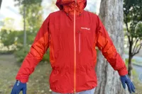 モンベルで最軽量のハードシェル『ダイナアクションパーカ』〜モンベルのアルパインウェアの中の位置づけと雪山登山での機能を紹介