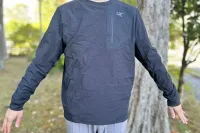 適度な保温性と湿度コントロールに優れたアークテリクスのアクティブインサレーション『プロトン クルー ネック プルオーバー』